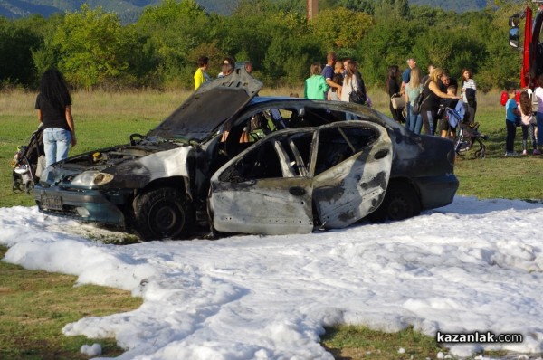 Казанлъшките огнеборци смаяха малчуганите с атрактивна демонстрация