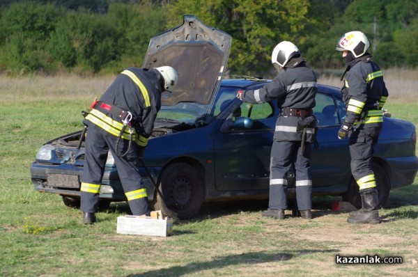 Казанлъшките огнеборци смаяха малчуганите с атрактивна демонстрация