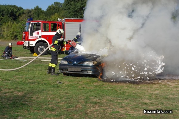 Казанлъшките огнеборци смаяха малчуганите с атрактивна демонстрация