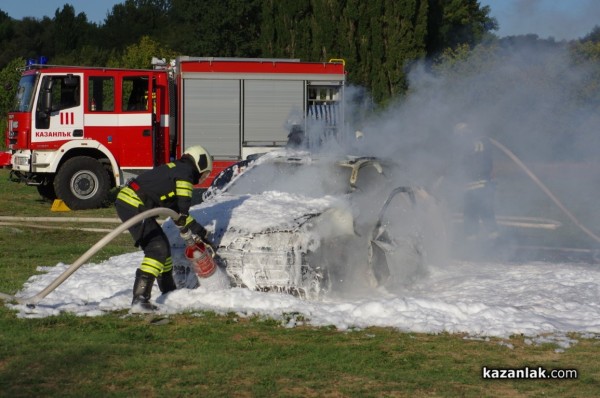 Казанлъшките огнеборци смаяха малчуганите с атрактивна демонстрация