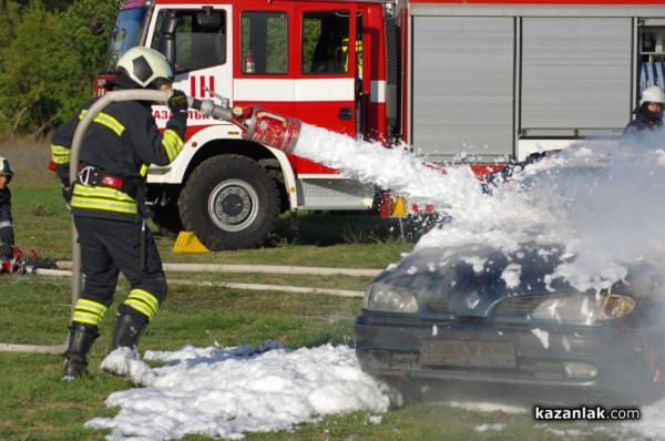 Казанлъшките огнеборци смаяха малчуганите с атрактивна демонстрация