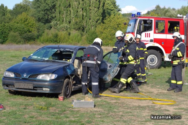 Казанлъшките огнеборци смаяха малчуганите с атрактивна демонстрация