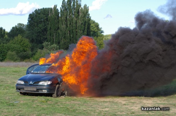 Казанлъшките огнеборци смаяха малчуганите с атрактивна демонстрация