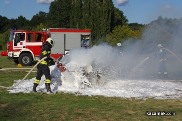 Казанлъшките огнеборци смаяха малчуганите с атрактивна демонстрация