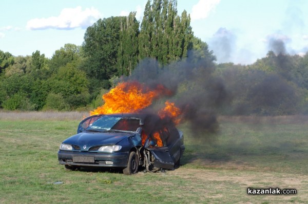 Казанлъшките огнеборци смаяха малчуганите с атрактивна демонстрация