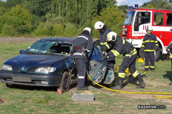Казанлъшките огнеборци смаяха малчуганите с атрактивна демонстрация