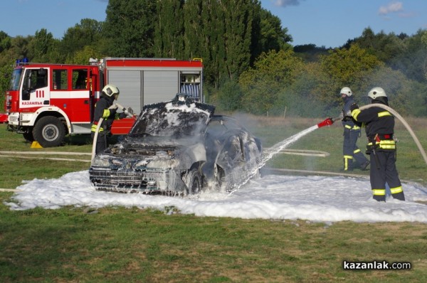 Казанлъшките огнеборци смаяха малчуганите с атрактивна демонстрация