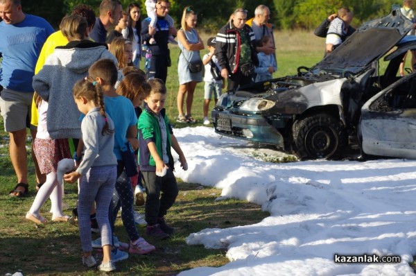 Казанлъшките огнеборци смаяха малчуганите с атрактивна демонстрация