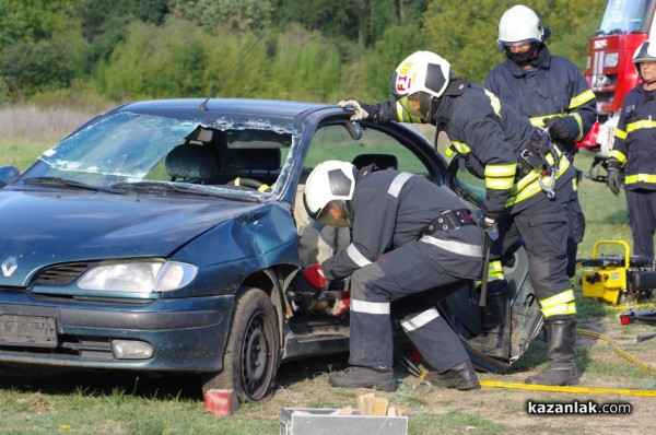 Казанлъшките огнеборци смаяха малчуганите с атрактивна демонстрация