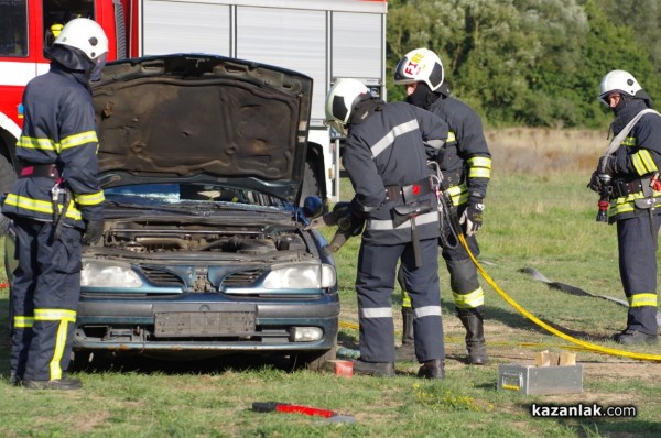 Казанлъшките огнеборци смаяха малчуганите с атрактивна демонстрация