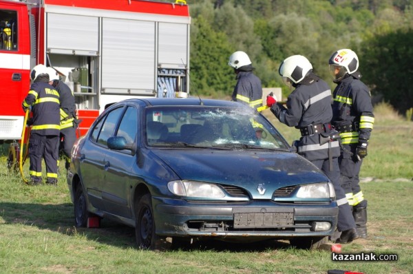 Казанлъшките огнеборци смаяха малчуганите с атрактивна демонстрация