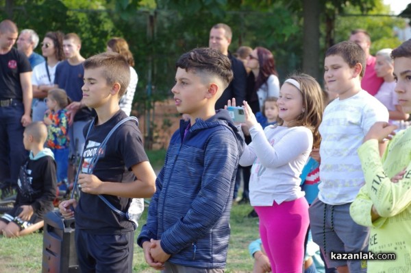 Казанлъшките огнеборци смаяха малчуганите с атрактивна демонстрация