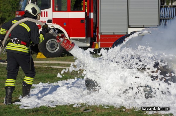 Казанлъшките огнеборци смаяха малчуганите с атрактивна демонстрация