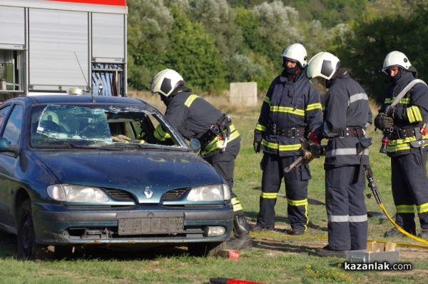 Казанлъшките огнеборци смаяха малчуганите с атрактивна демонстрация