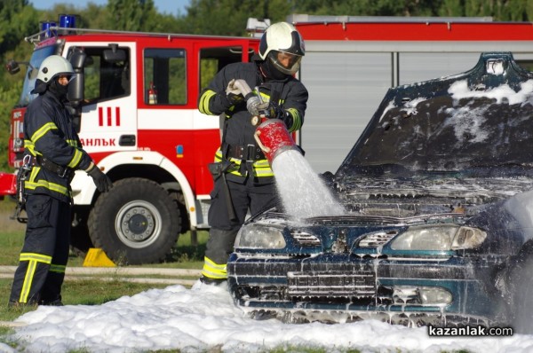 Казанлъшките огнеборци смаяха малчуганите с атрактивна демонстрация