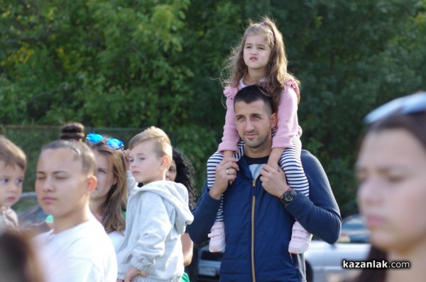 Казанлъшките огнеборци смаяха малчуганите с атрактивна демонстрация