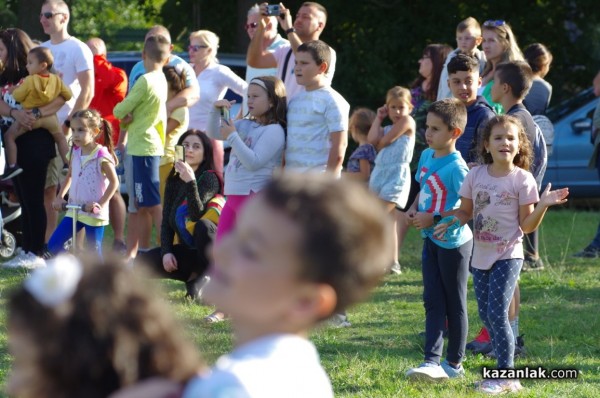 Казанлъшките огнеборци смаяха малчуганите с атрактивна демонстрация