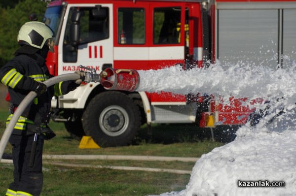 Казанлъшките огнеборци смаяха малчуганите с атрактивна демонстрация