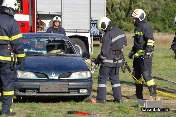 Казанлъшките огнеборци смаяха малчуганите с атрактивна демонстрация