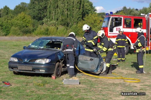 Казанлъшките огнеборци смаяха малчуганите с атрактивна демонстрация