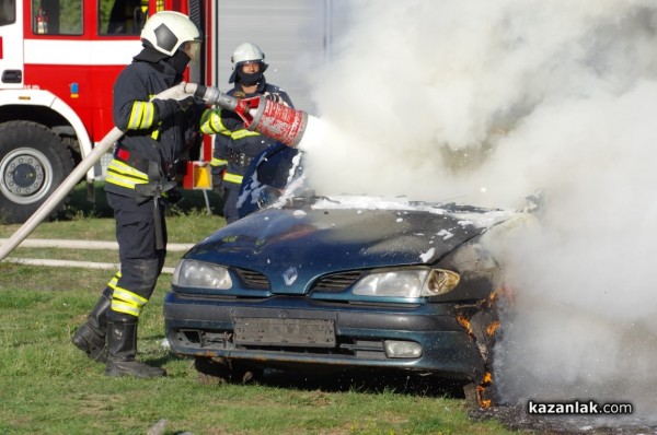 Казанлъшките огнеборци смаяха малчуганите с атрактивна демонстрация