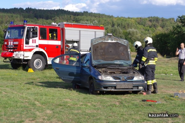 Казанлъшките огнеборци смаяха малчуганите с атрактивна демонстрация