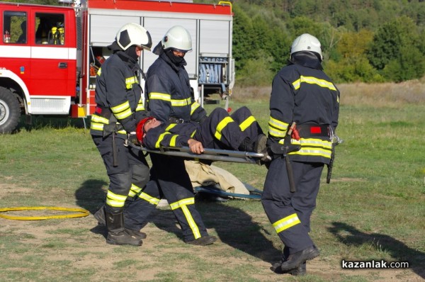Казанлъшките огнеборци смаяха малчуганите с атрактивна демонстрация