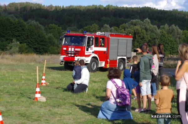 Казанлъшките огнеборци смаяха малчуганите с атрактивна демонстрация