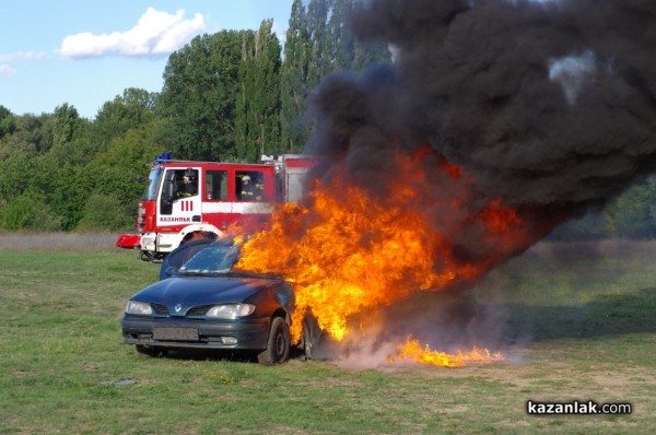 Казанлъшките огнеборци смаяха малчуганите с атрактивна демонстрация