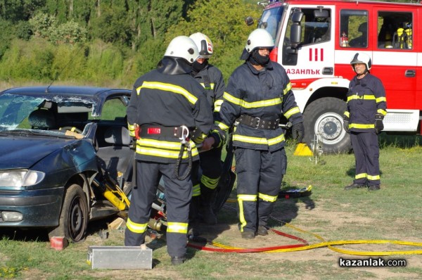 Казанлъшките огнеборци смаяха малчуганите с атрактивна демонстрация