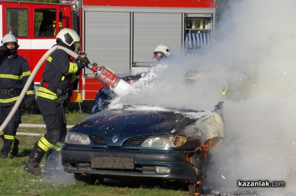 Казанлъшките огнеборци смаяха малчуганите с атрактивна демонстрация
