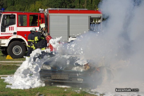 Казанлъшките огнеборци смаяха малчуганите с атрактивна демонстрация