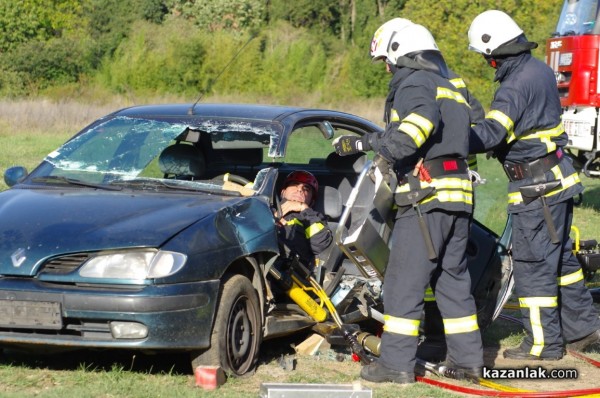 Казанлъшките огнеборци смаяха малчуганите с атрактивна демонстрация