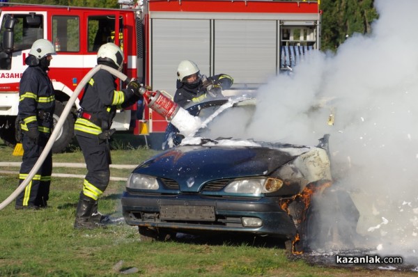 Казанлъшките огнеборци смаяха малчуганите с атрактивна демонстрация