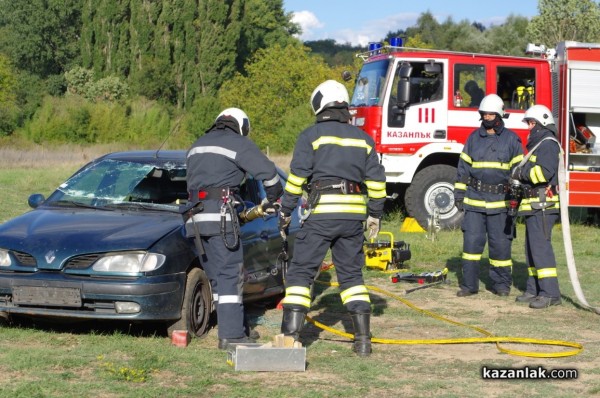 Казанлъшките огнеборци смаяха малчуганите с атрактивна демонстрация