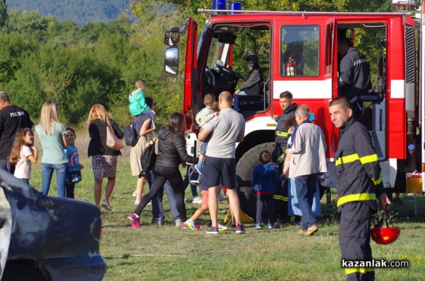 Казанлъшките огнеборци смаяха малчуганите с атрактивна демонстрация