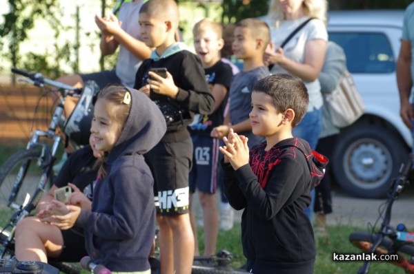 Казанлъшките огнеборци смаяха малчуганите с атрактивна демонстрация