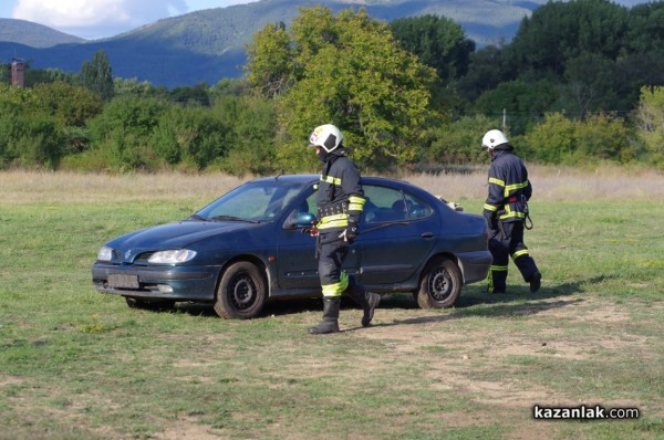 Казанлъшките огнеборци смаяха малчуганите с атрактивна демонстрация