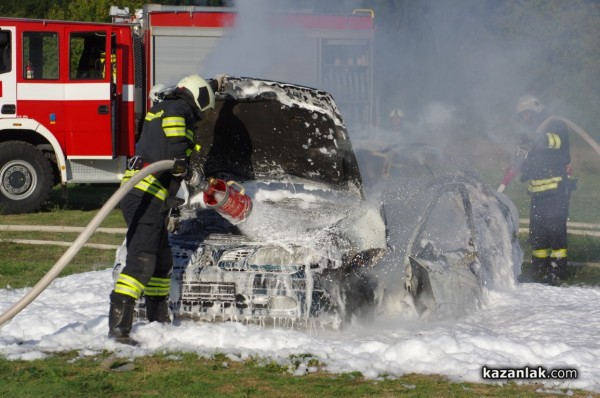 Казанлъшките огнеборци смаяха малчуганите с атрактивна демонстрация