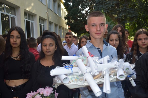 Първият звънец удари в ПГЛПТ с 3 нови паралелки