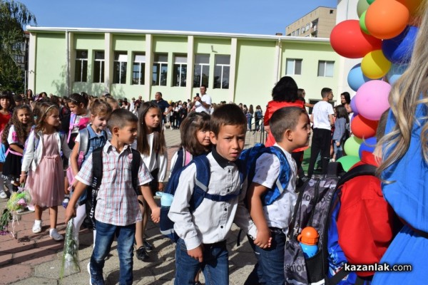 Първият училищен звънец удари за 64 първокласници в ОУ „Паисий  Хилендарски“