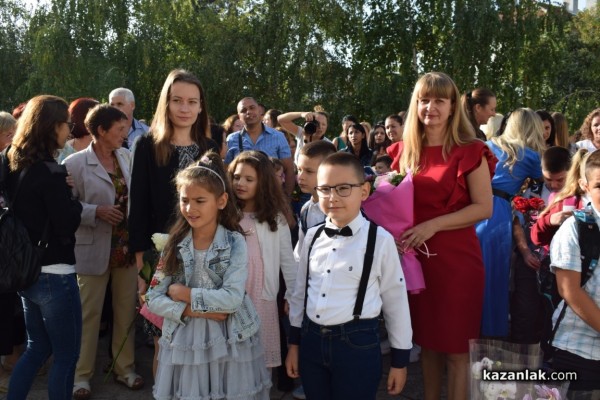 Първият училищен звънец удари за 64 първокласници в ОУ „Паисий  Хилендарски“