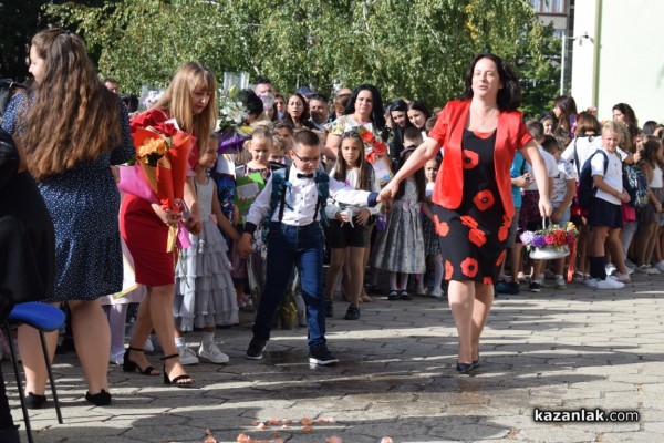 Първият училищен звънец удари за 64 първокласници в ОУ „Паисий  Хилендарски“