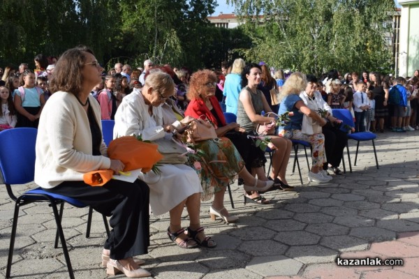 Първият училищен звънец удари за 64 първокласници в ОУ „Паисий  Хилендарски“