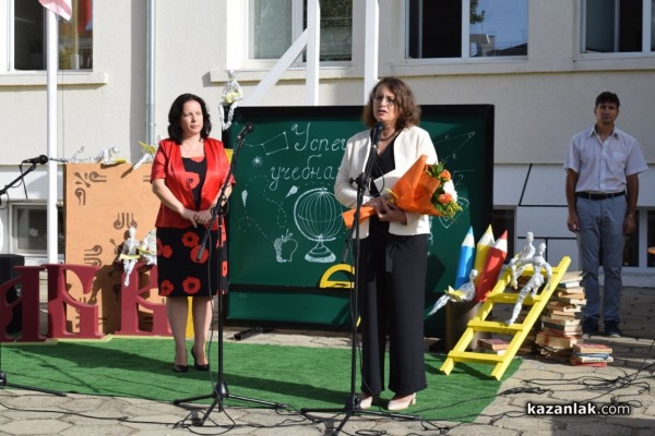 Първият училищен звънец удари за 64 първокласници в ОУ „Паисий  Хилендарски“