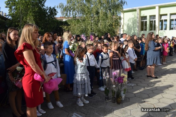 Първият училищен звънец удари за 64 първокласници в ОУ „Паисий  Хилендарски“
