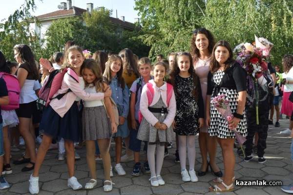 Първият училищен звънец удари за 64 първокласници в ОУ „Паисий  Хилендарски“