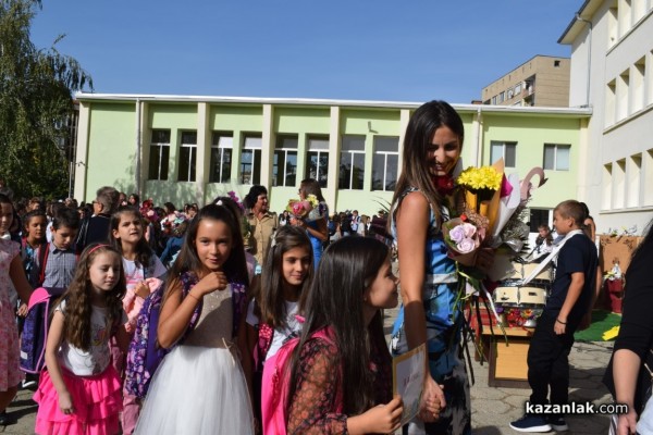 Първият училищен звънец удари за 64 първокласници в ОУ „Паисий  Хилендарски“