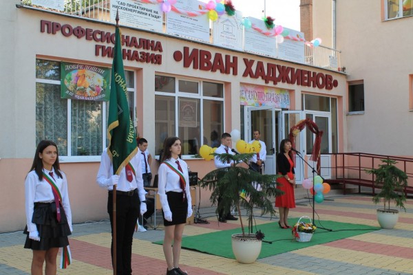 Двама директори посрещнаха осмокласниците в ПГ „Иван Хаджиенов”