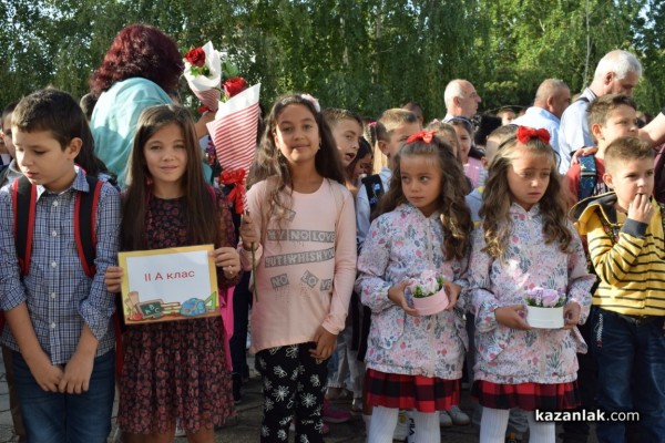Първият училищен звънец удари за 64 първокласници в ОУ „Паисий  Хилендарски“